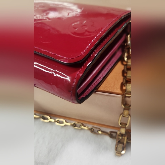 EUC-LOUIS VUITTON VERNIS WALLET- RED- With LV Chain, box, and ribbon - Picture 7 of 14
